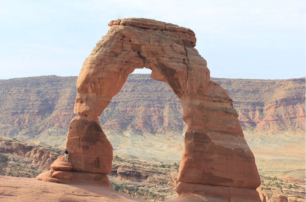 Delicate Arch rising above the desert in Arches National Park, Utah.
